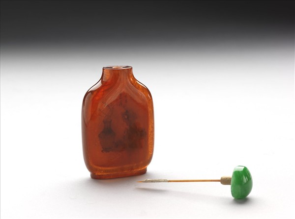 琥珀內繪歲朝圖鼻煙壺