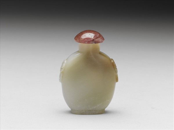 玉獸首銜環鼻煙壺