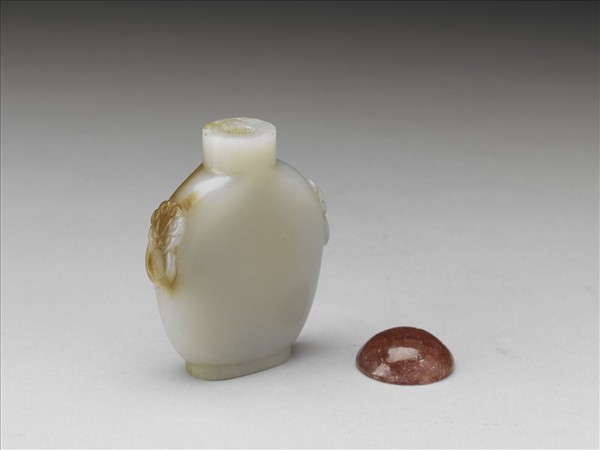 玉獸首銜環鼻煙壺