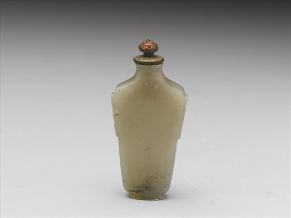 玉獸首銜環鼻煙壺