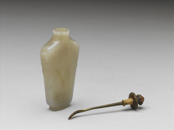 玉獸首銜環鼻煙壺