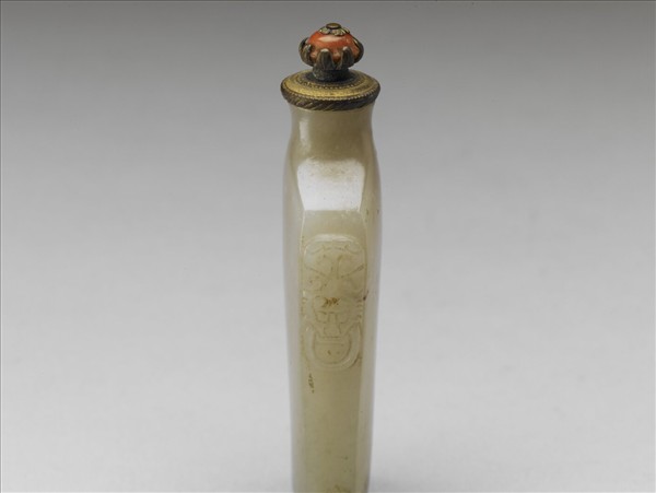 玉獸首銜環鼻煙壺