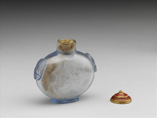 淺藍色透明玻璃獸首銜環鼻煙壺