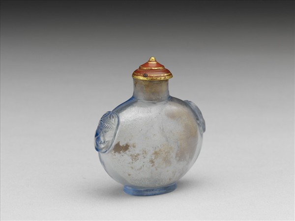 淺藍色透明玻璃獸首銜環鼻煙壺