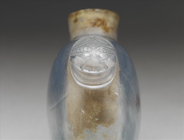 淺藍色透明玻璃獸首銜環鼻煙壺