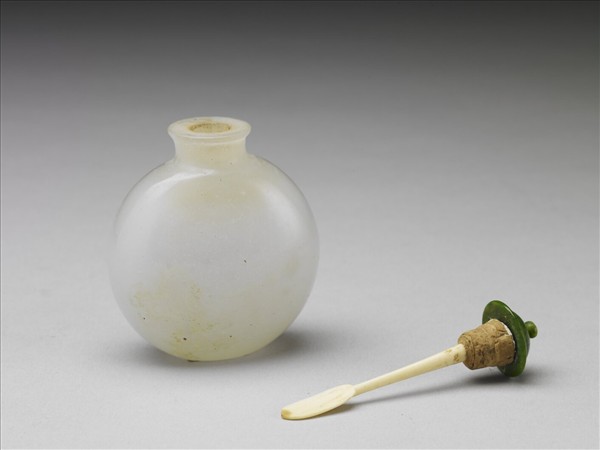 涅白玻璃鼻煙壺