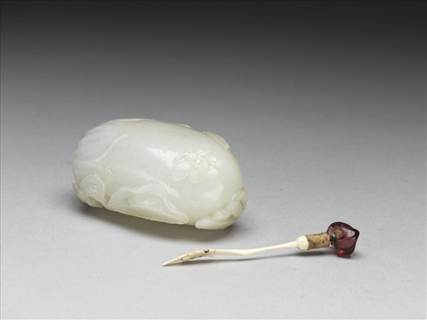 玉茄式蟲蝶鼻煙壺