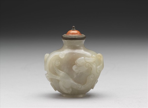 玉蟠螭鼻煙壺