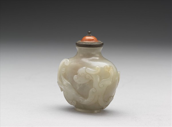 玉蟠螭鼻煙壺