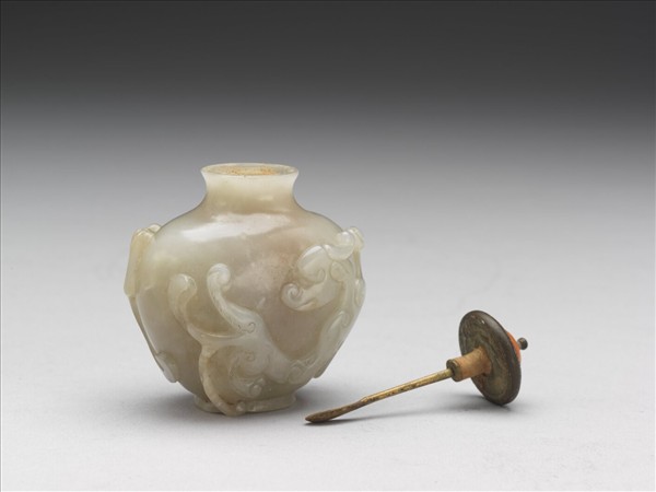 玉蟠螭鼻煙壺