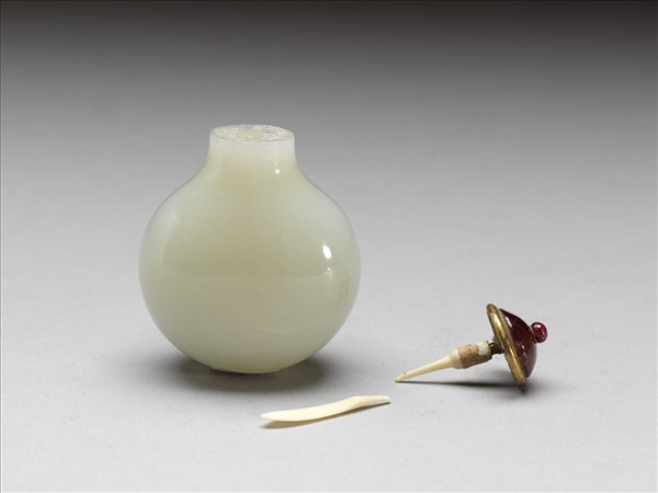 玉梅竹紋鼻煙壺