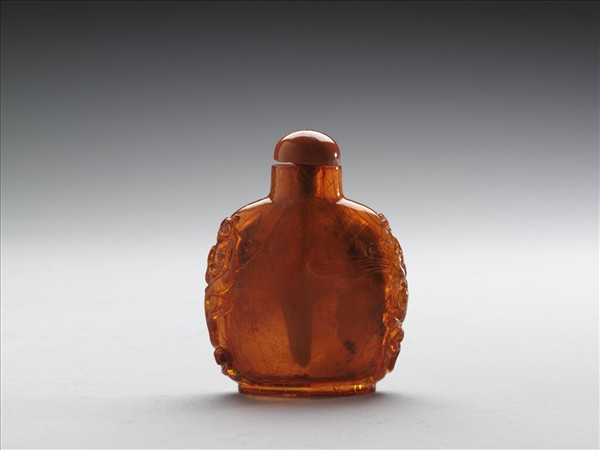琥珀龍鳳紋鼻煙壺