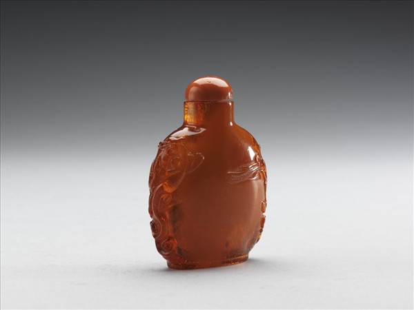 琥珀龍鳳紋鼻煙壺