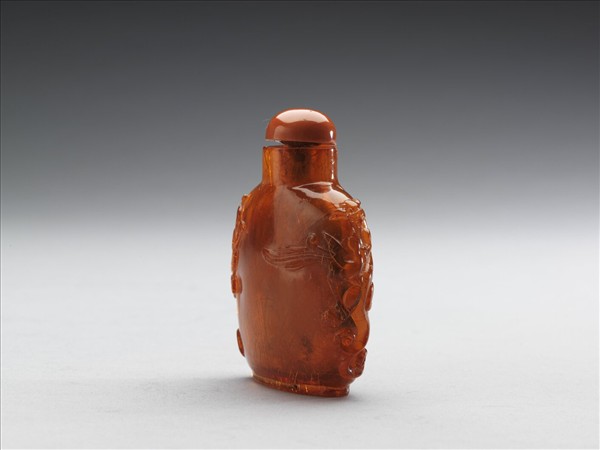 琥珀龍鳳紋鼻煙壺