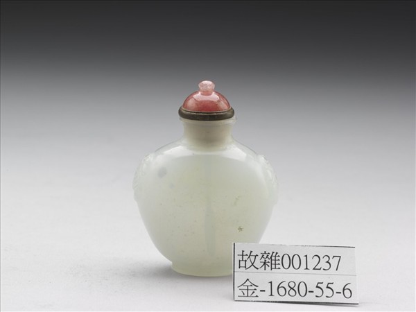 涅白玻璃獸首銜環鼻煙壺