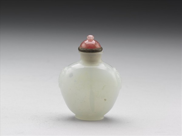 涅白玻璃獸首銜環鼻煙壺