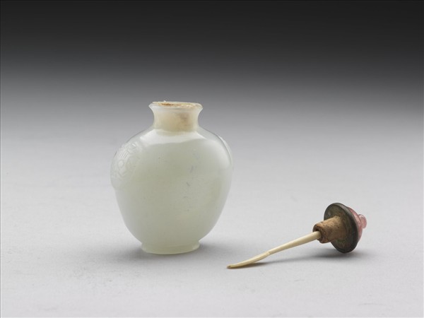 涅白玻璃獸首銜環鼻煙壺