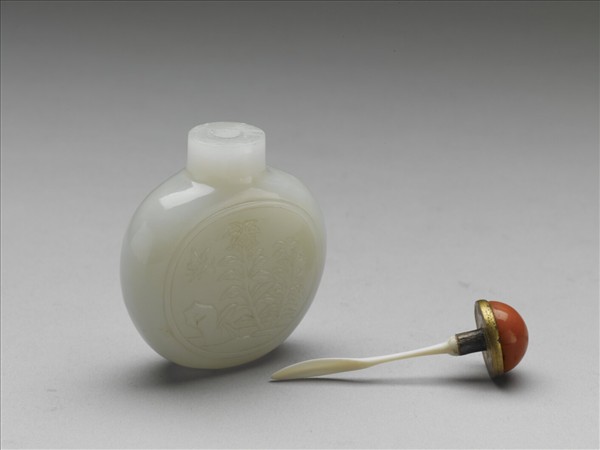 玉萬壽花蝶紋鼻煙壺