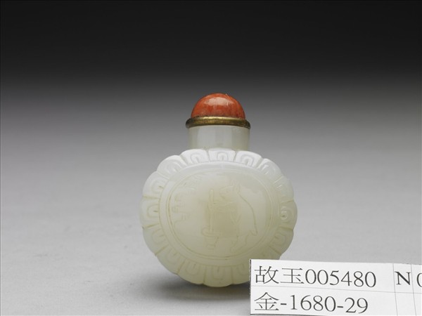 玉雕花鼻煙壺