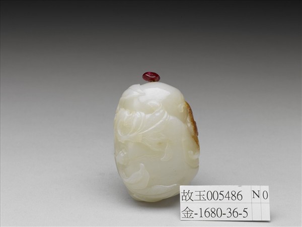 玉瓜形雕花鼻煙壺