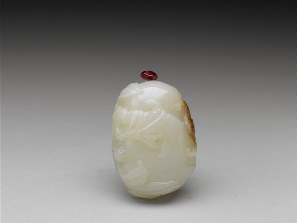 玉瓜形雕花鼻煙壺