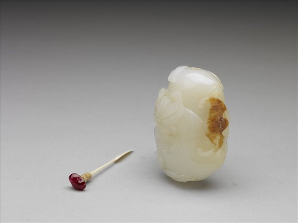 玉瓜形雕花鼻煙壺