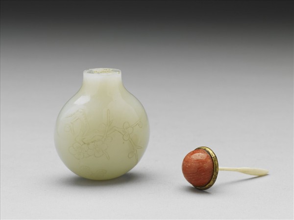 玉梅花紋鼻煙壺