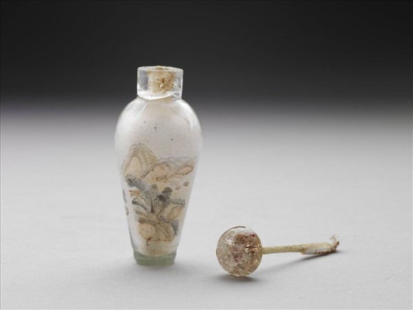 玻璃內繪花紋鼻煙壺