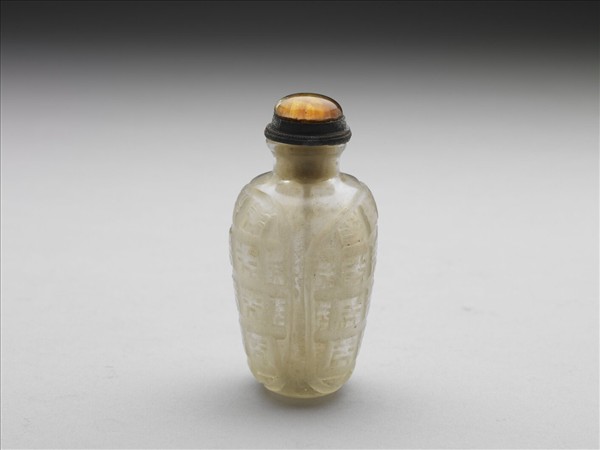 白色玻璃壽字鼻煙壺