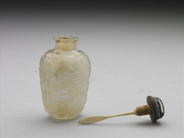 白色玻璃壽字鼻煙壺