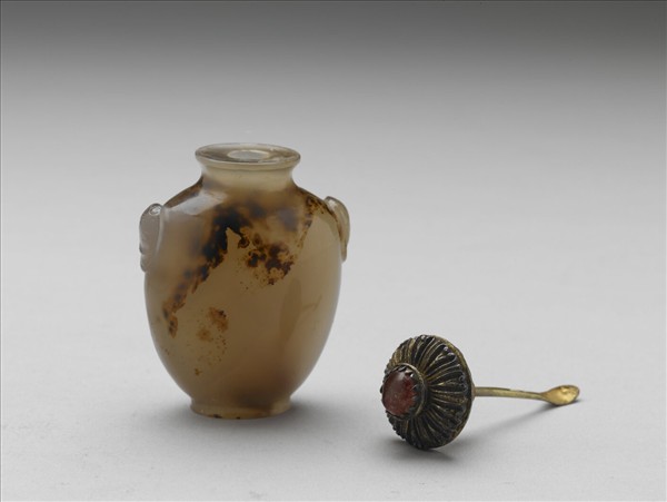 瑪瑙獸首銜環鼻煙壺