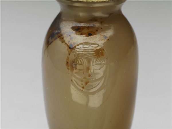 瑪瑙獸首銜環鼻煙壺