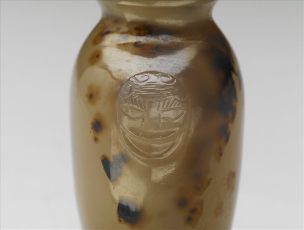 瑪瑙獸首銜環鼻煙壺