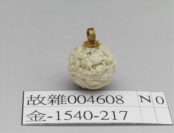 雕骨鏤空雲龍紋鈕