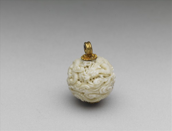 雕骨鏤空雲龍紋鈕