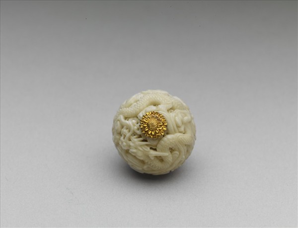 雕骨鏤空雲龍紋鈕