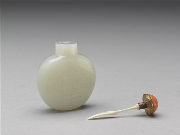 玉萬壽花蝶紋鼻煙壺