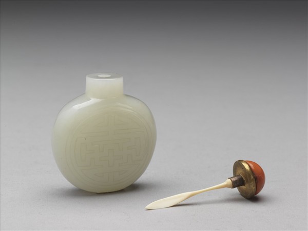 玉萬壽花蝶紋鼻煙壺