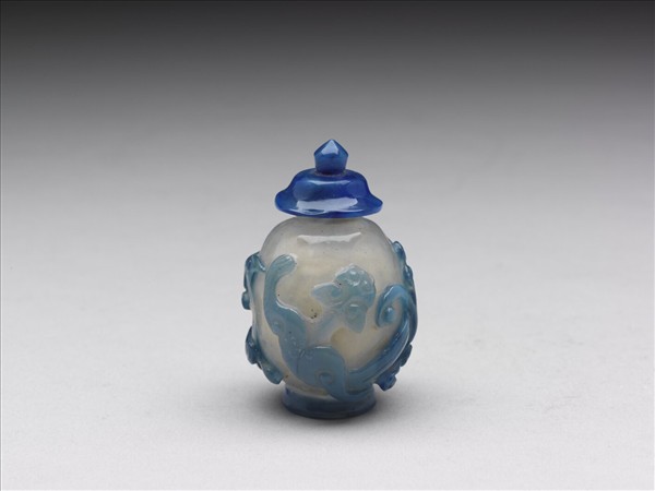 白套藍玻璃蟠螭鼻煙壺
