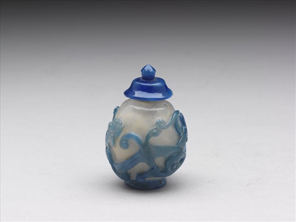 白套藍玻璃蟠螭鼻煙壺