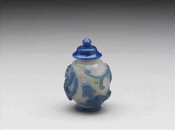 白套藍玻璃蟠螭鼻煙壺