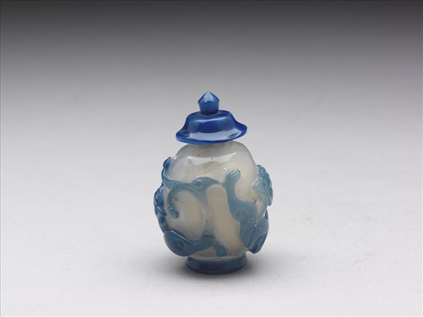 白套藍玻璃蟠螭鼻煙壺