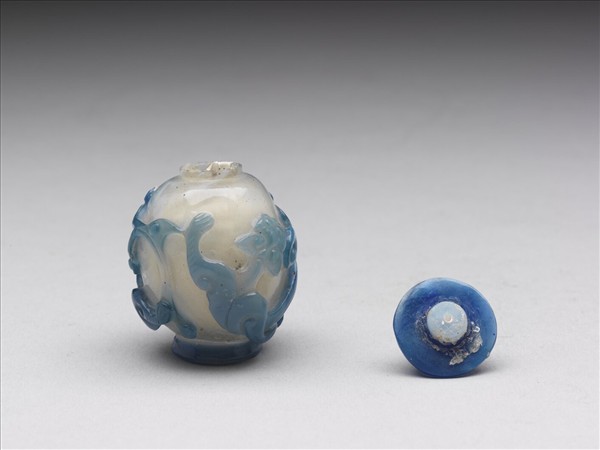 白套藍玻璃蟠螭鼻煙壺