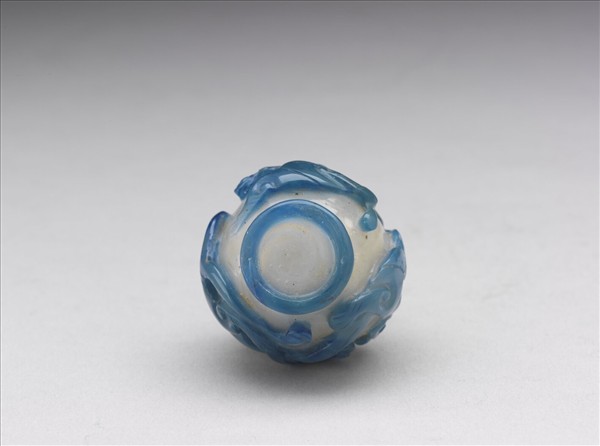 白套藍玻璃蟠螭鼻煙壺