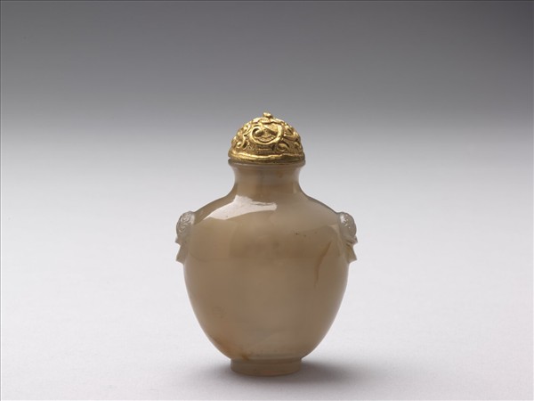 玉髓獸首銜環鼻煙壺