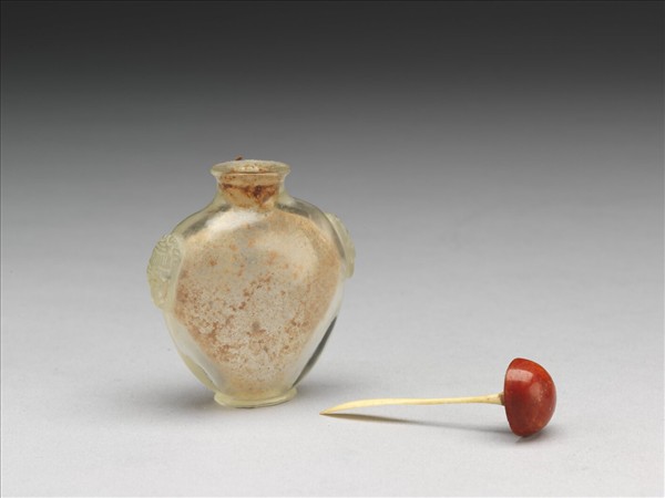 淺黃色透明玻璃獸首銜環鼻煙壺