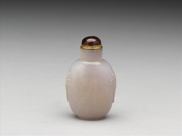 翡翠番蓮紋雙耳鼻煙壺