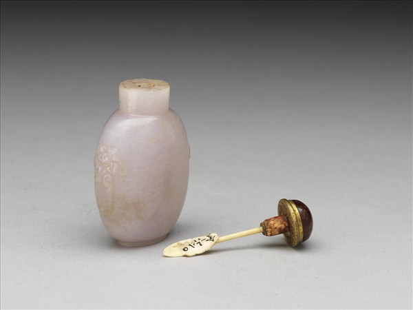 翡翠番蓮紋雙耳鼻煙壺