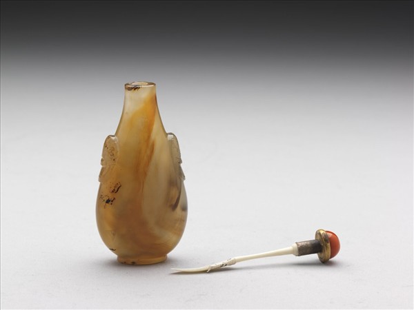 瑪瑙獸首銜環鼻煙壺