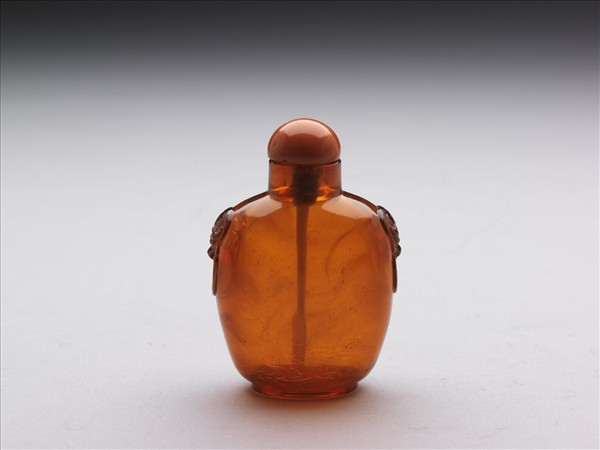 金鉑獸首銜環鼻煙壺